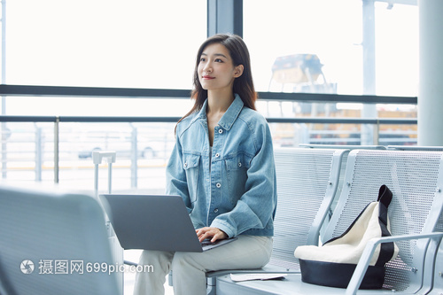 指尖上的天空與海風 女性旅行者的開放式辦公法